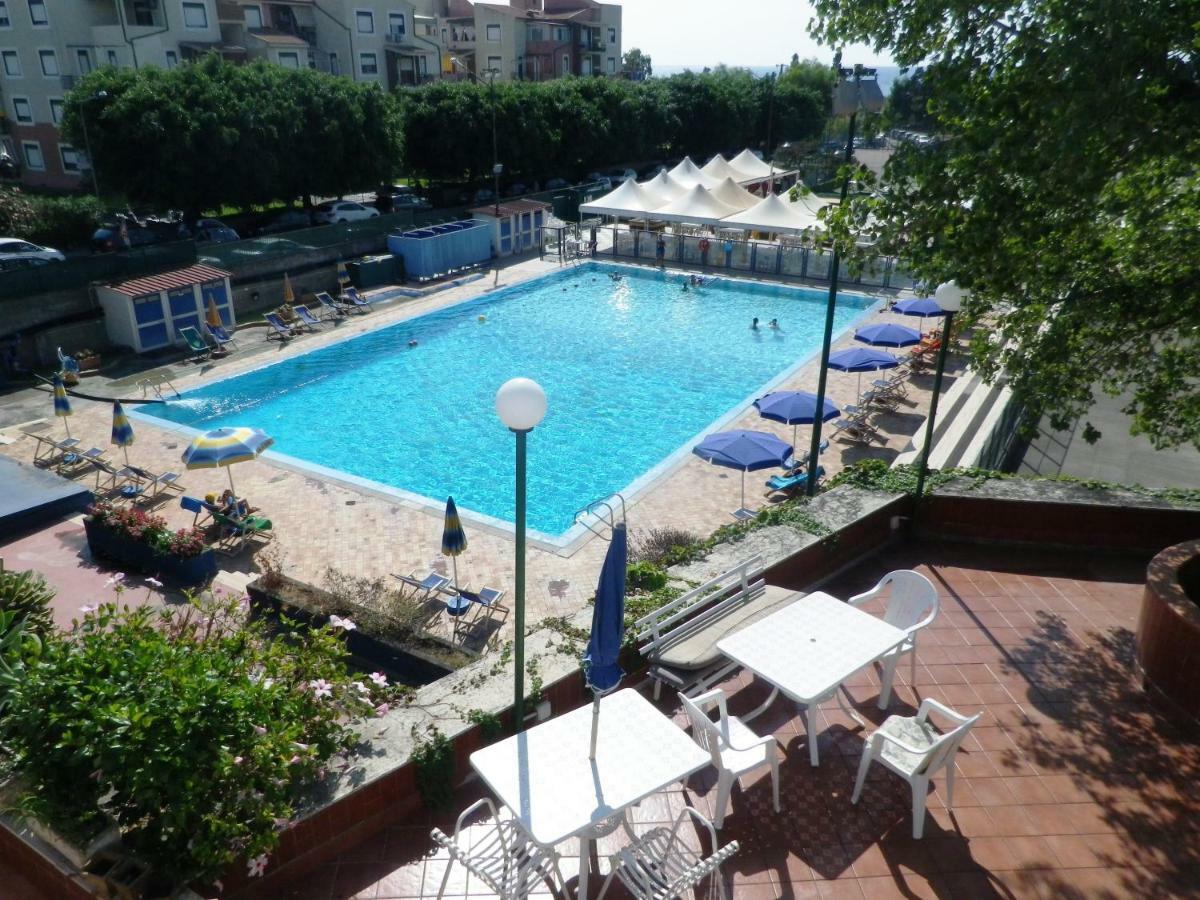 Pietre Nere Aparthotel Giardini Naxos Exterior photo